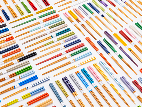 ラインナップは約300種類。 豊富なカラーバリエーション！あなたの暮らしに寄り添う一膳を見つけに来てください。